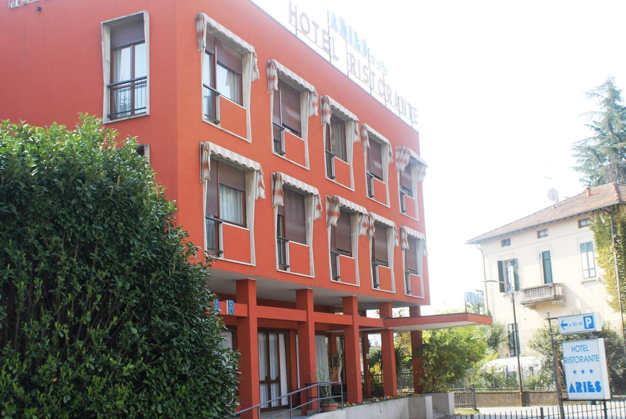 Aries Hotel Lesa Luaran gambar
