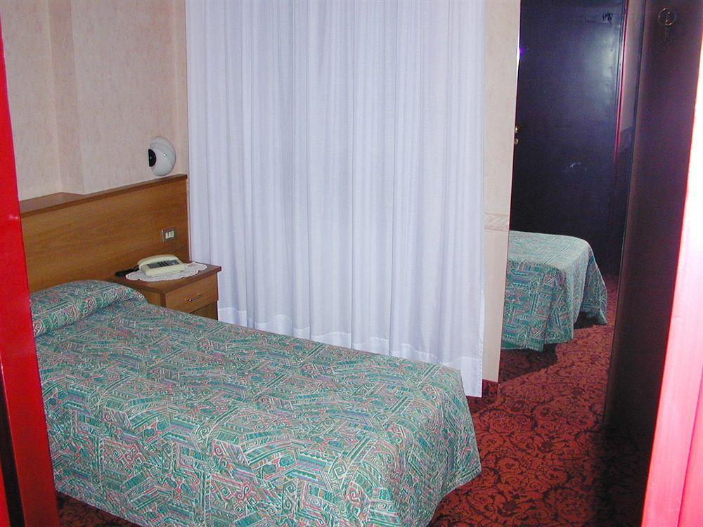 Aries Hotel Lesa Luaran gambar