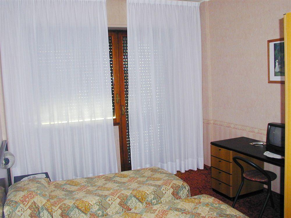 Aries Hotel Lesa Luaran gambar