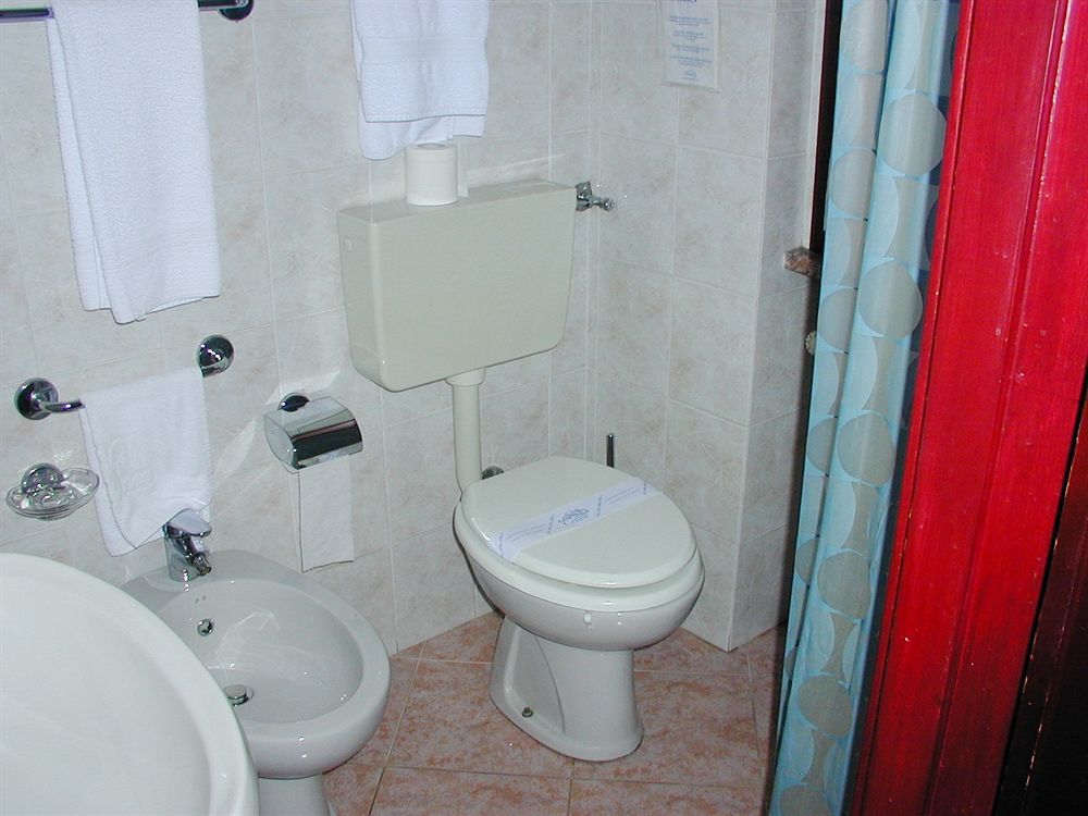 Aries Hotel Lesa Luaran gambar