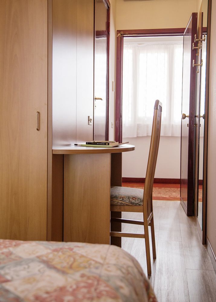 Aries Hotel Lesa Luaran gambar