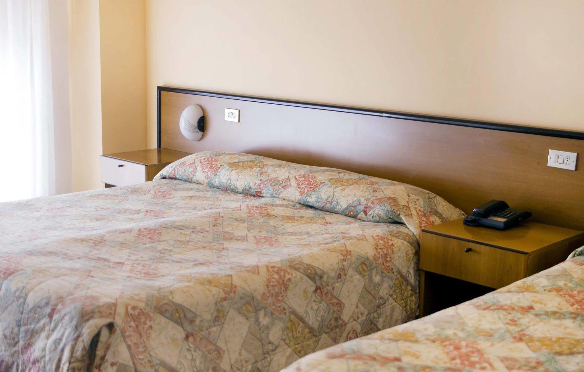 Aries Hotel Lesa Luaran gambar
