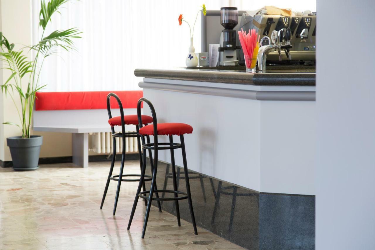 Aries Hotel Lesa Luaran gambar