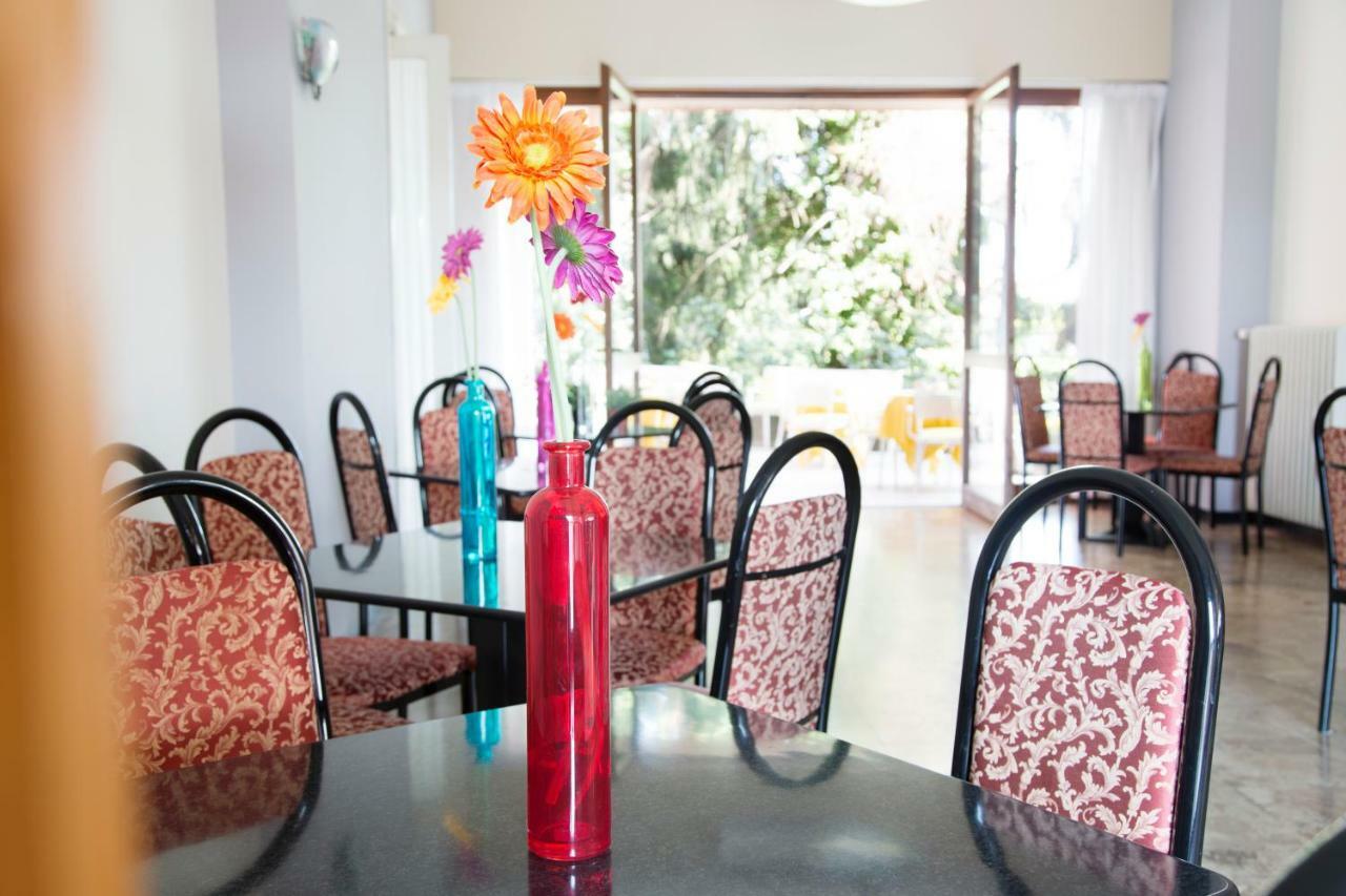 Aries Hotel Lesa Luaran gambar