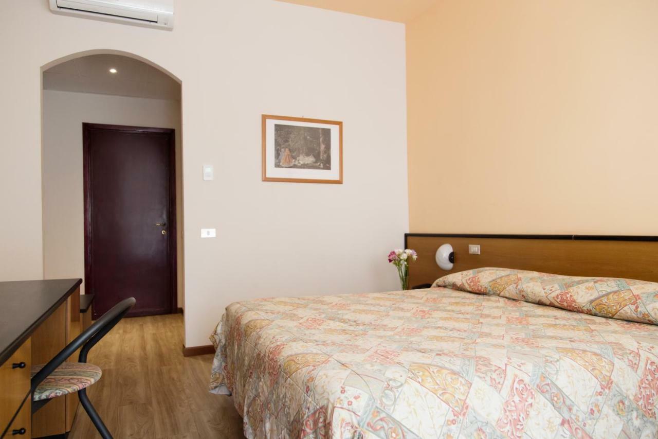 Aries Hotel Lesa Luaran gambar