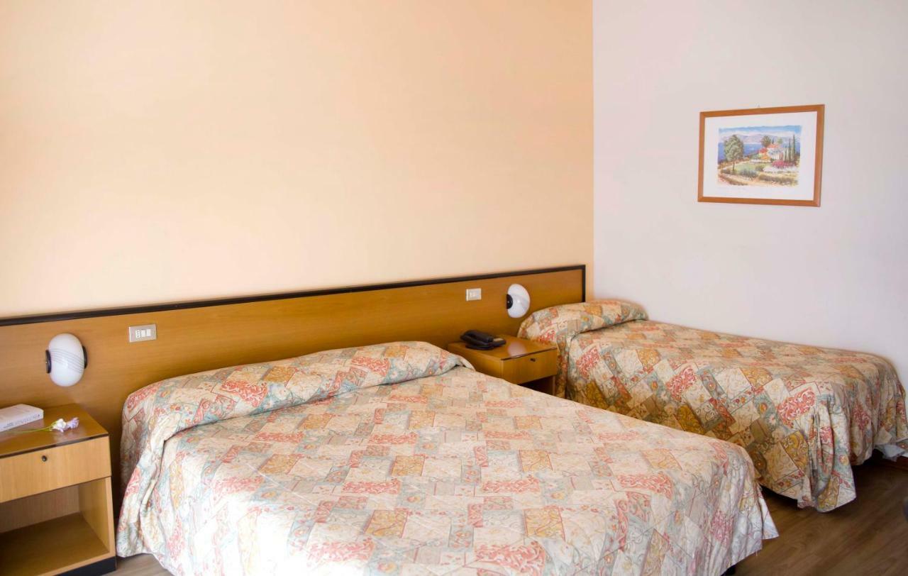 Aries Hotel Lesa Luaran gambar